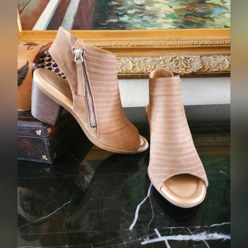 Worn Once-Vaneli Taupe Block Heel  with Decorative Stitching!!💛⭐️💛